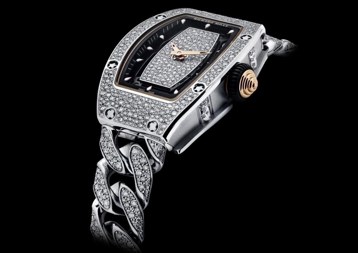 The best fake watch is decorated with diamonds.
